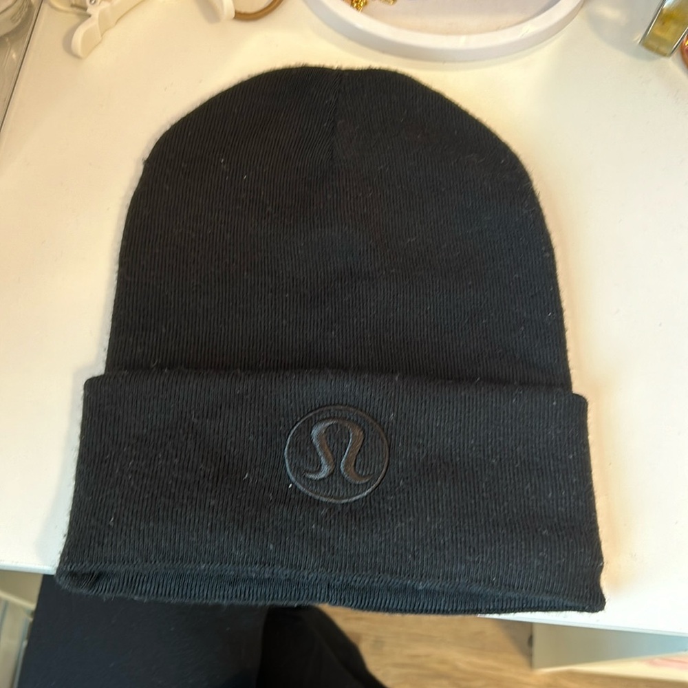 Lululemon black beanie